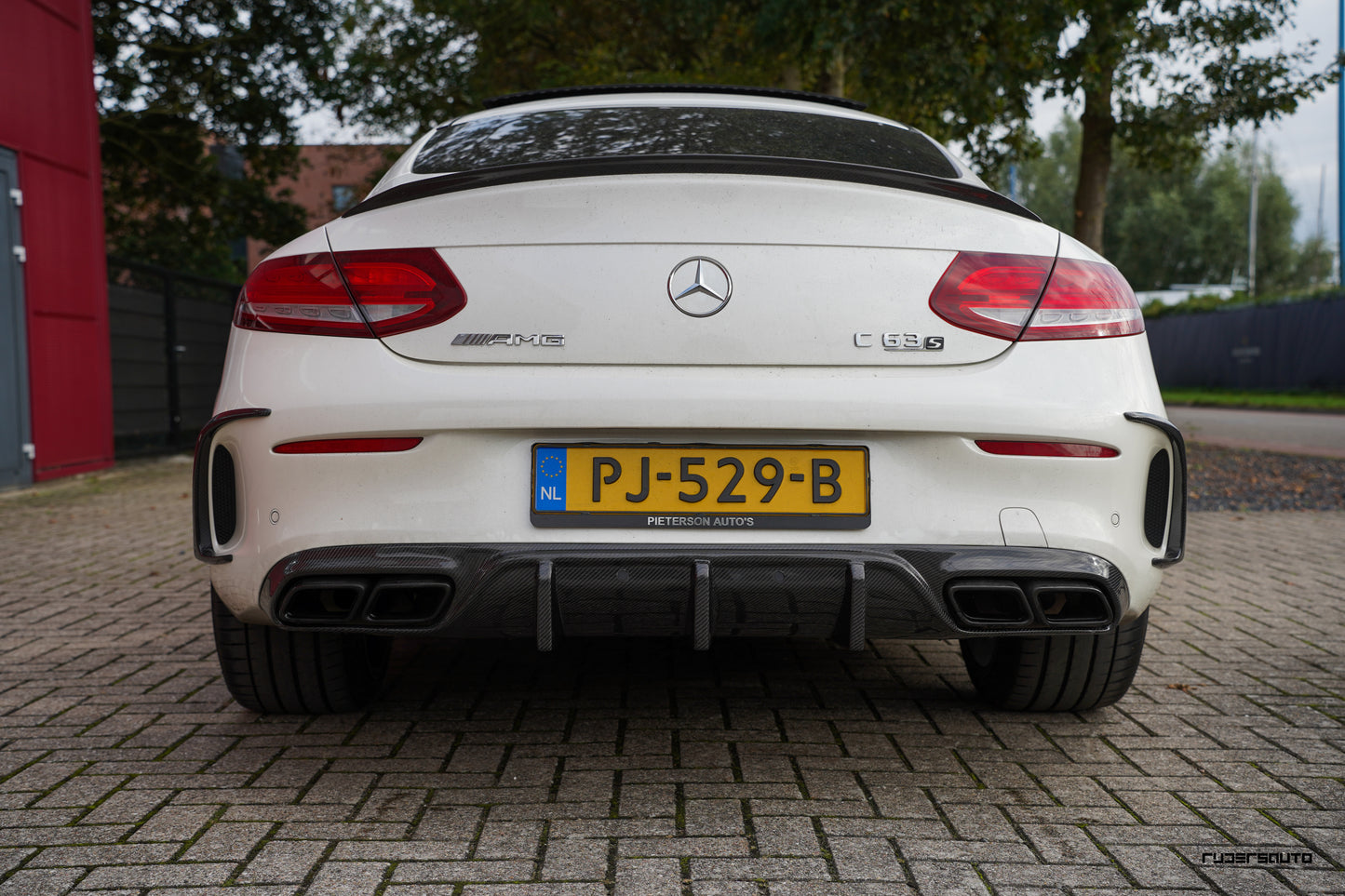 Carbon fibre canards achter Mercedes C63 W205 Coupe