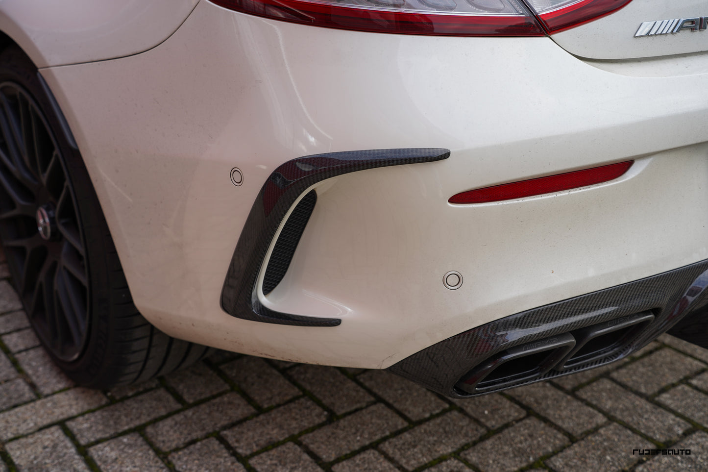 Carbon fibre canards achter Mercedes C63 W205 Coupe