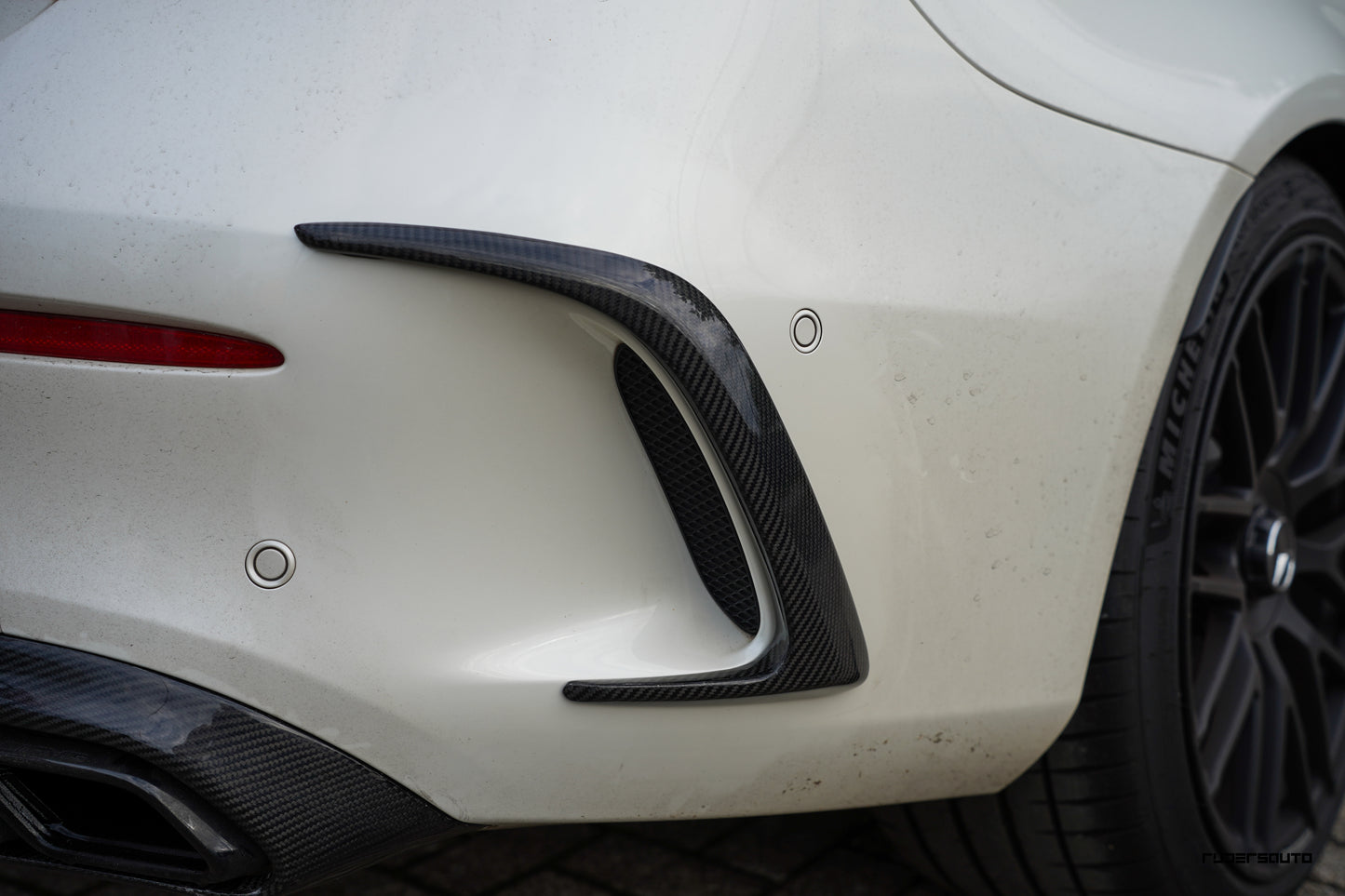 Carbon fibre canards achter Mercedes C63 W205 Coupe