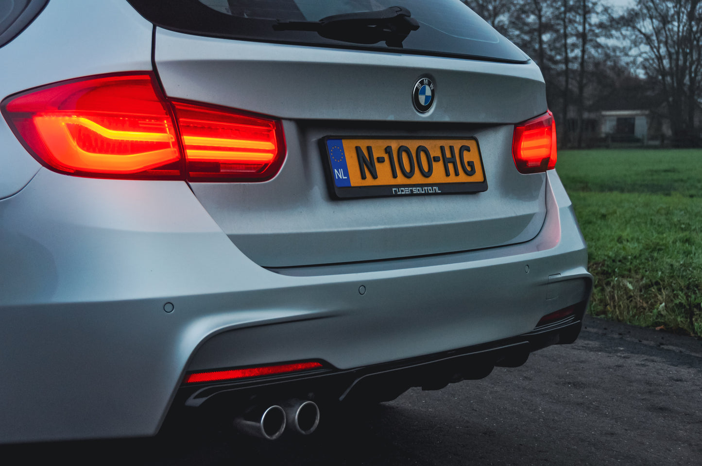 Diffuser hoogglans zwart BMW F30 3-serie - dubbel sierstuk links - M-Performance style