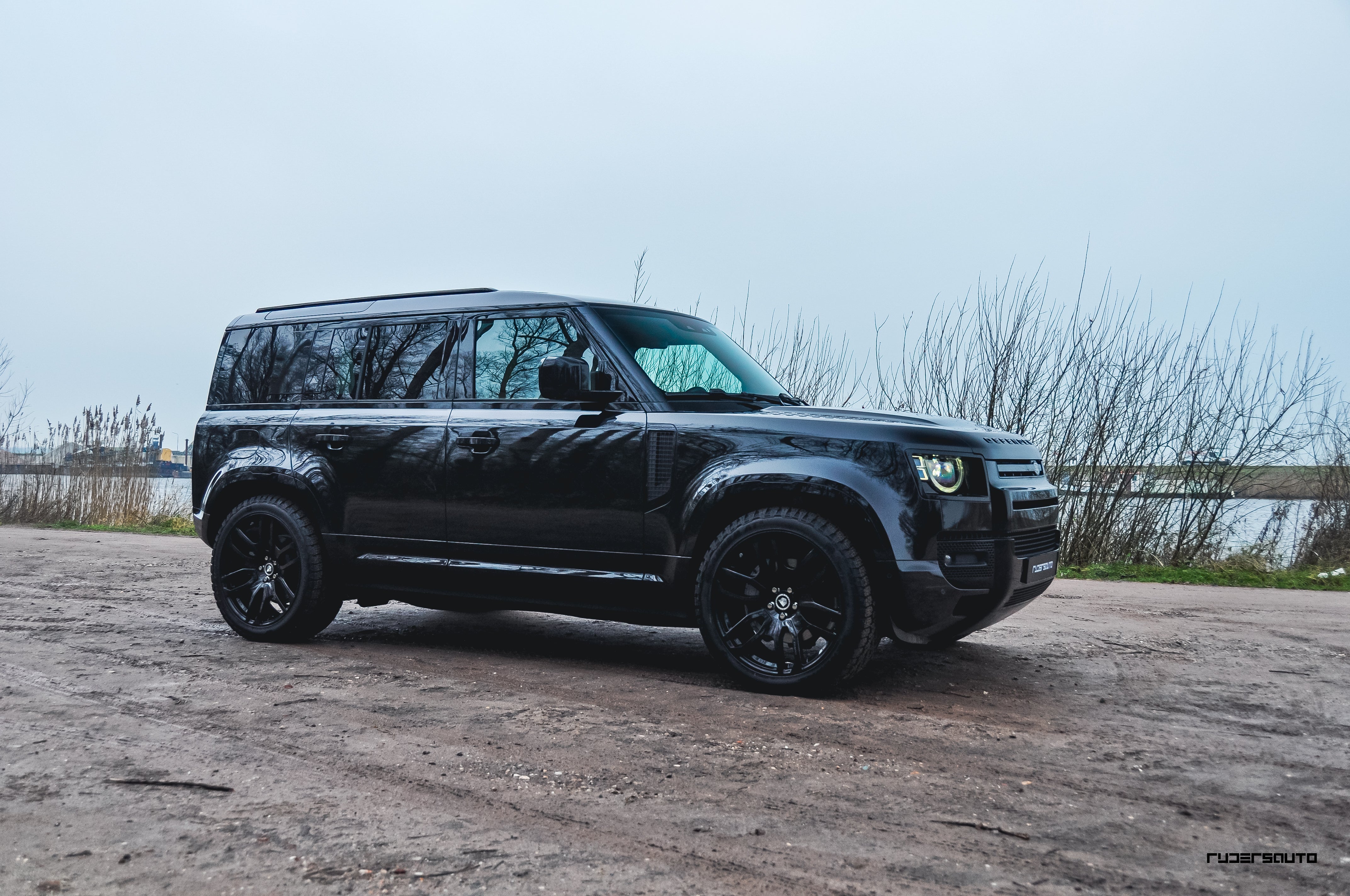 Land Rover Defender L663 110 Black Pack Basis + Extended – Hoogglans Zwart Exterieur Upgrade Pakket (2020+)