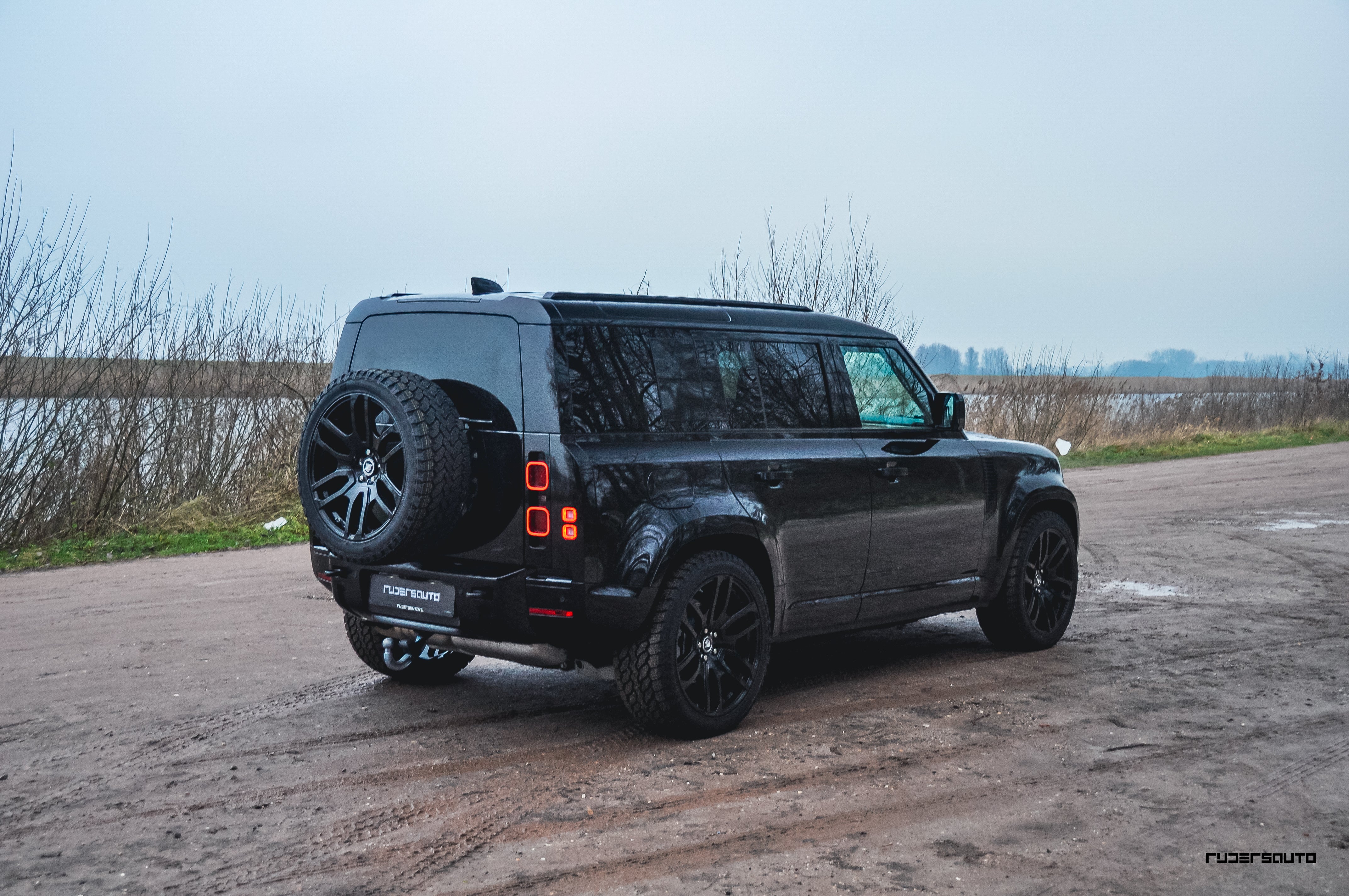 Land Rover Defender L663 110 Black Pack Basis + Extended – Hoogglans Zwart Exterieur Upgrade Pakket (2020+)