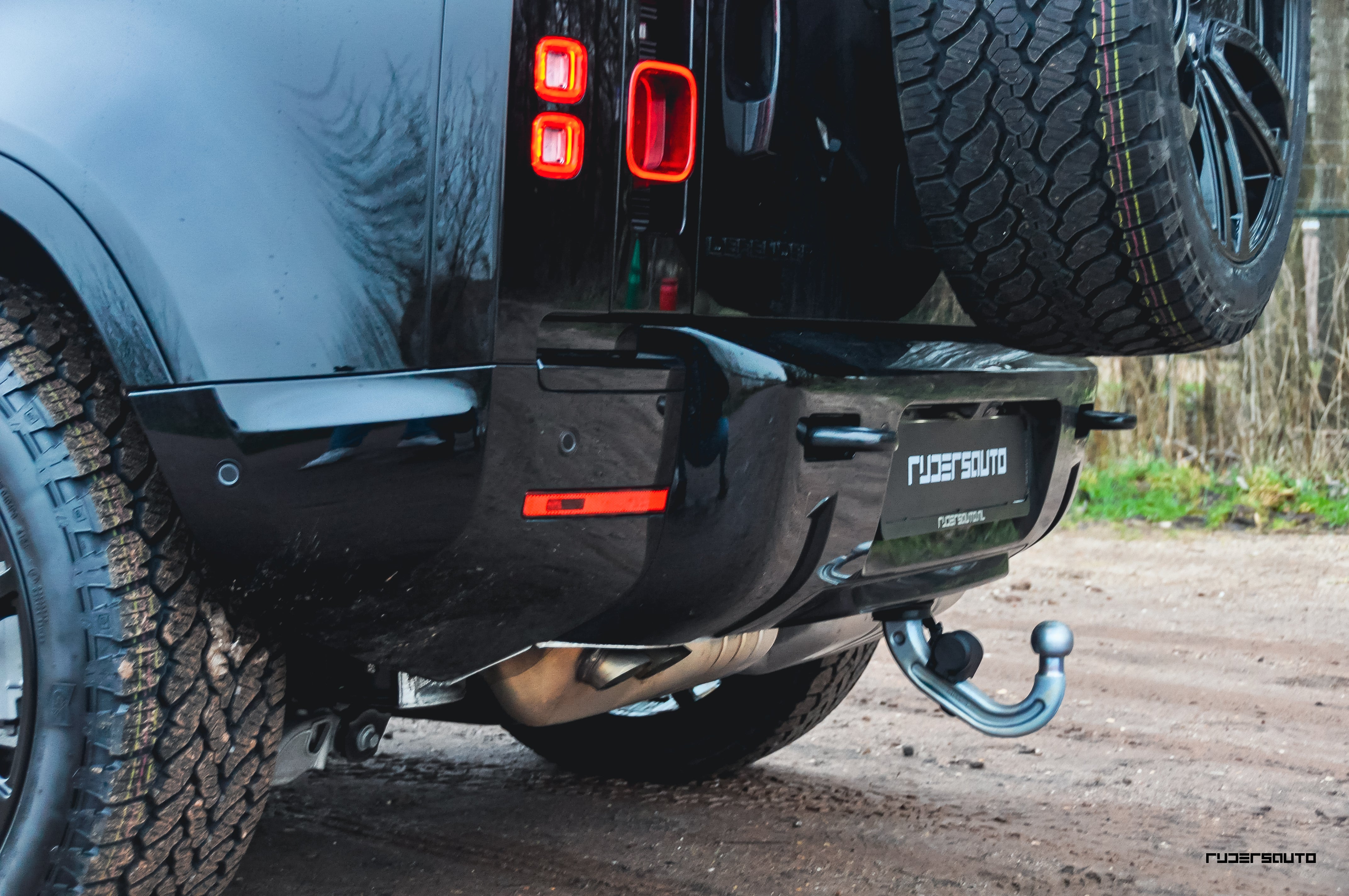 Land Rover Defender L663 110 Black Pack Basis + Extended – Hoogglans Zwart Exterieur Upgrade Pakket (2020+)