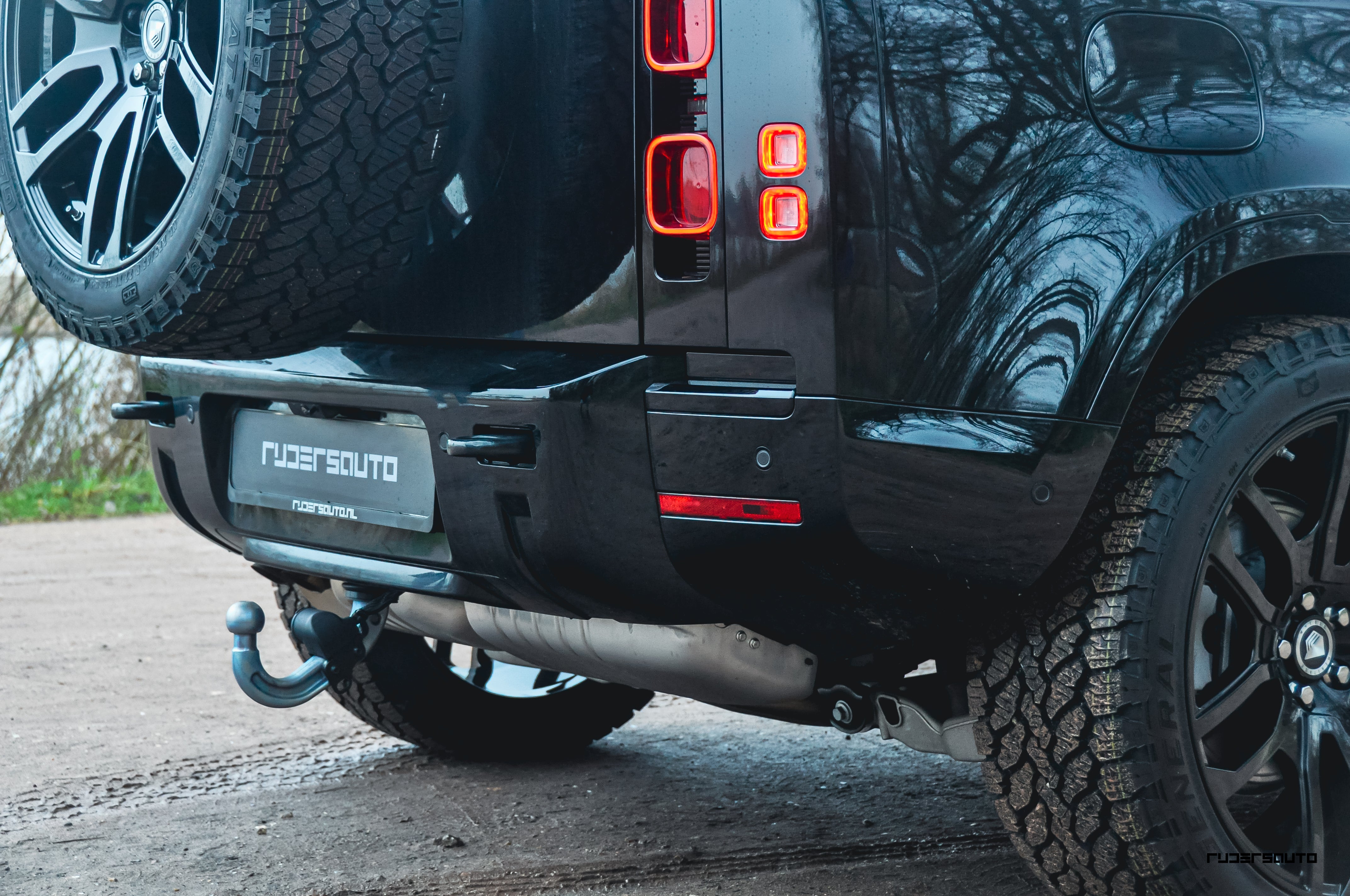 Land Rover Defender L663 110 Black Pack Basis + Extended – Hoogglans Zwart Exterieur Upgrade Pakket (2020+)