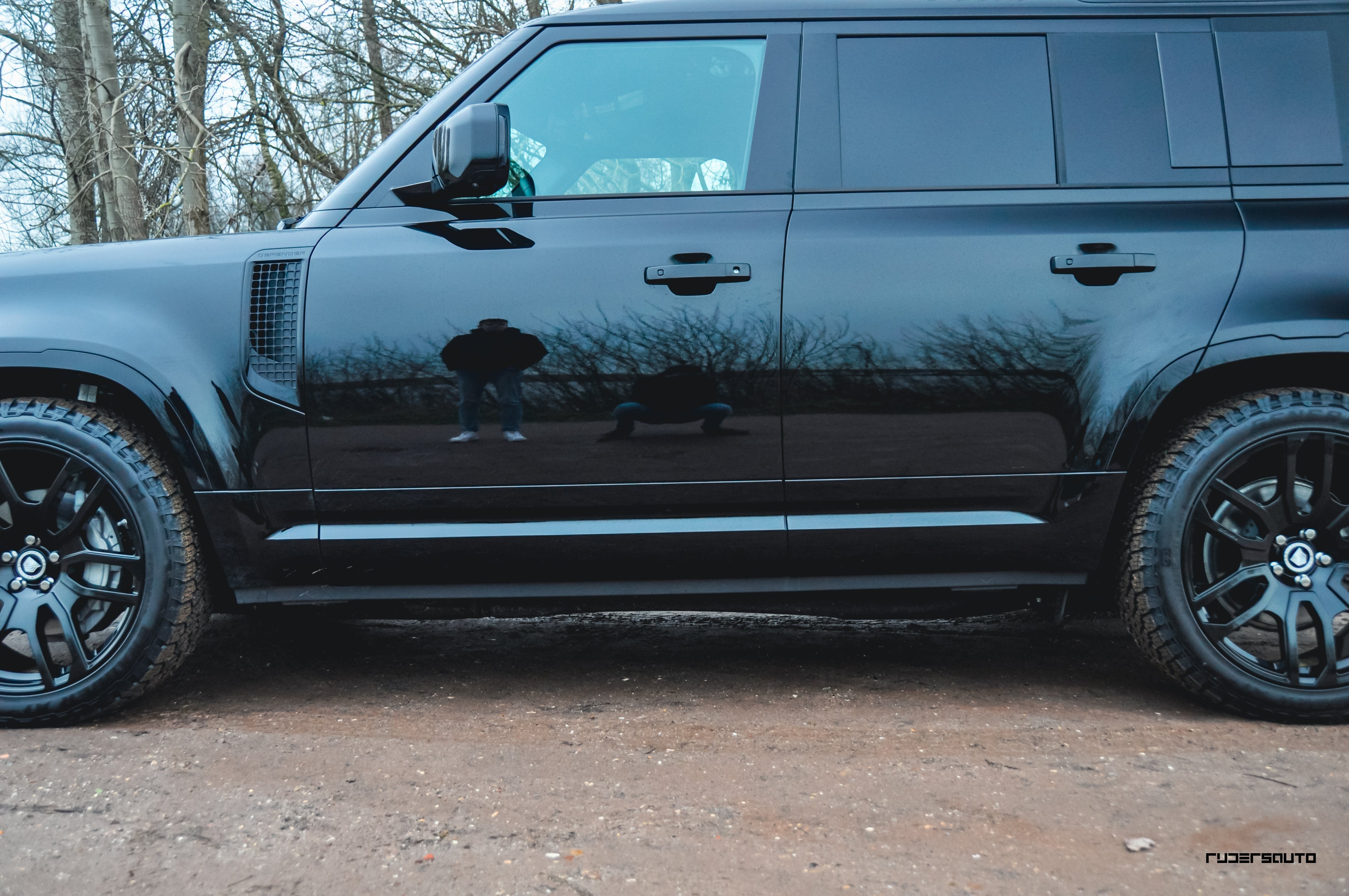 Land Rover Defender L663 110 Black Pack Basis + Extended – Hoogglans Zwart Exterieur Upgrade Pakket (2020+)