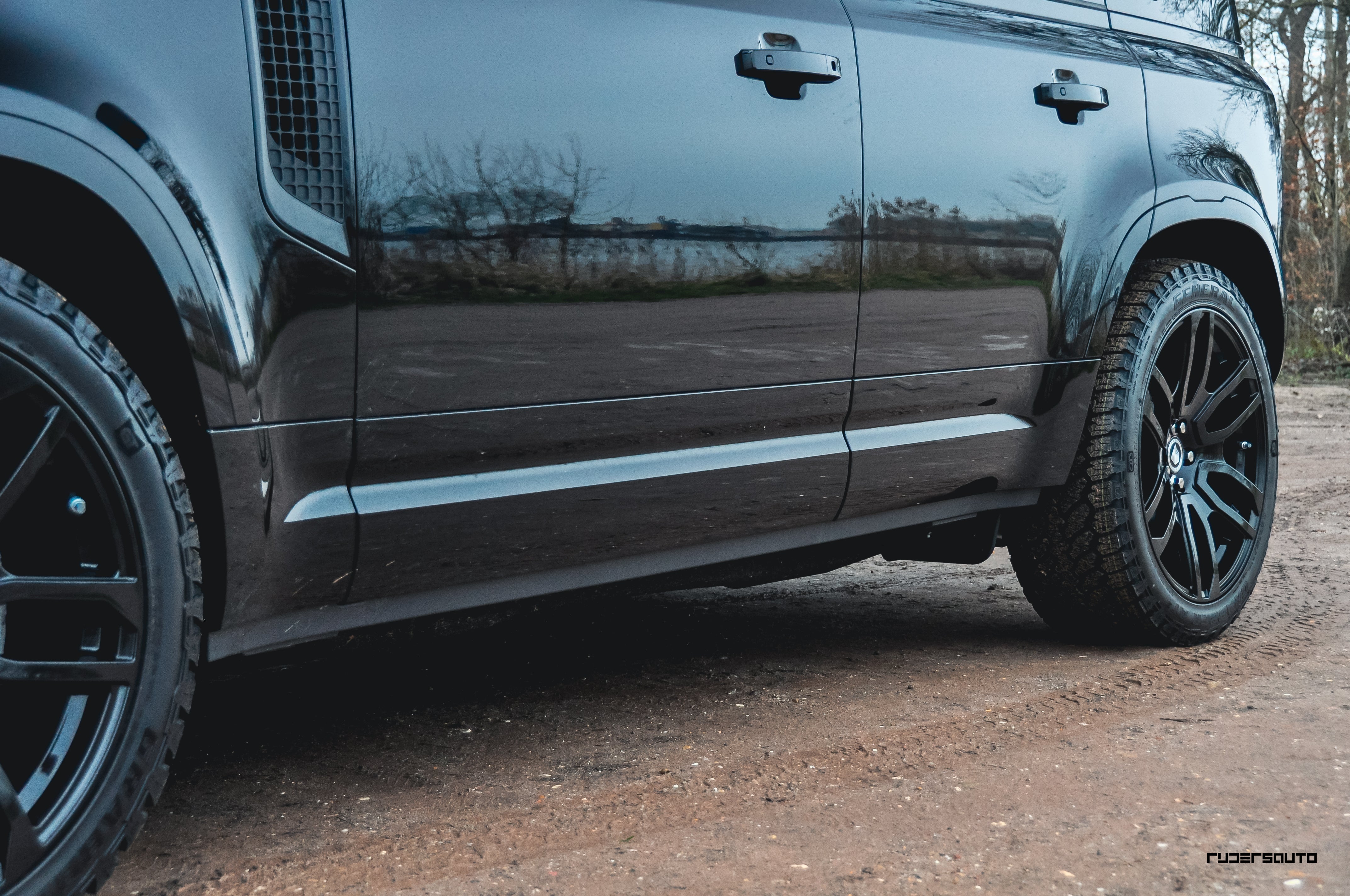 Land Rover Defender L663 110 Black Pack Basis + Extended – Hoogglans Zwart Exterieur Upgrade Pakket (2020+)