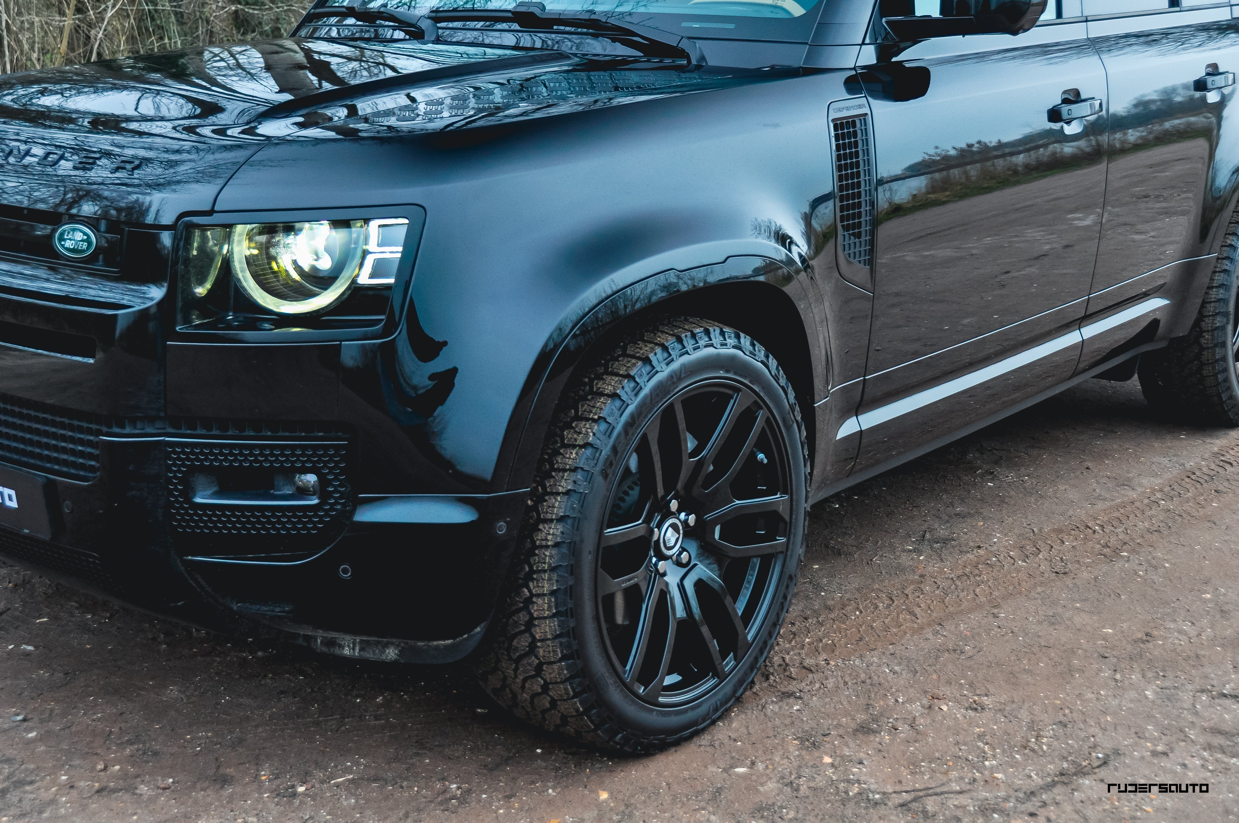 Land Rover Defender L663 110 Black Pack Basis + Extended – Hoogglans Zwart Exterieur Upgrade Pakket (2020+)