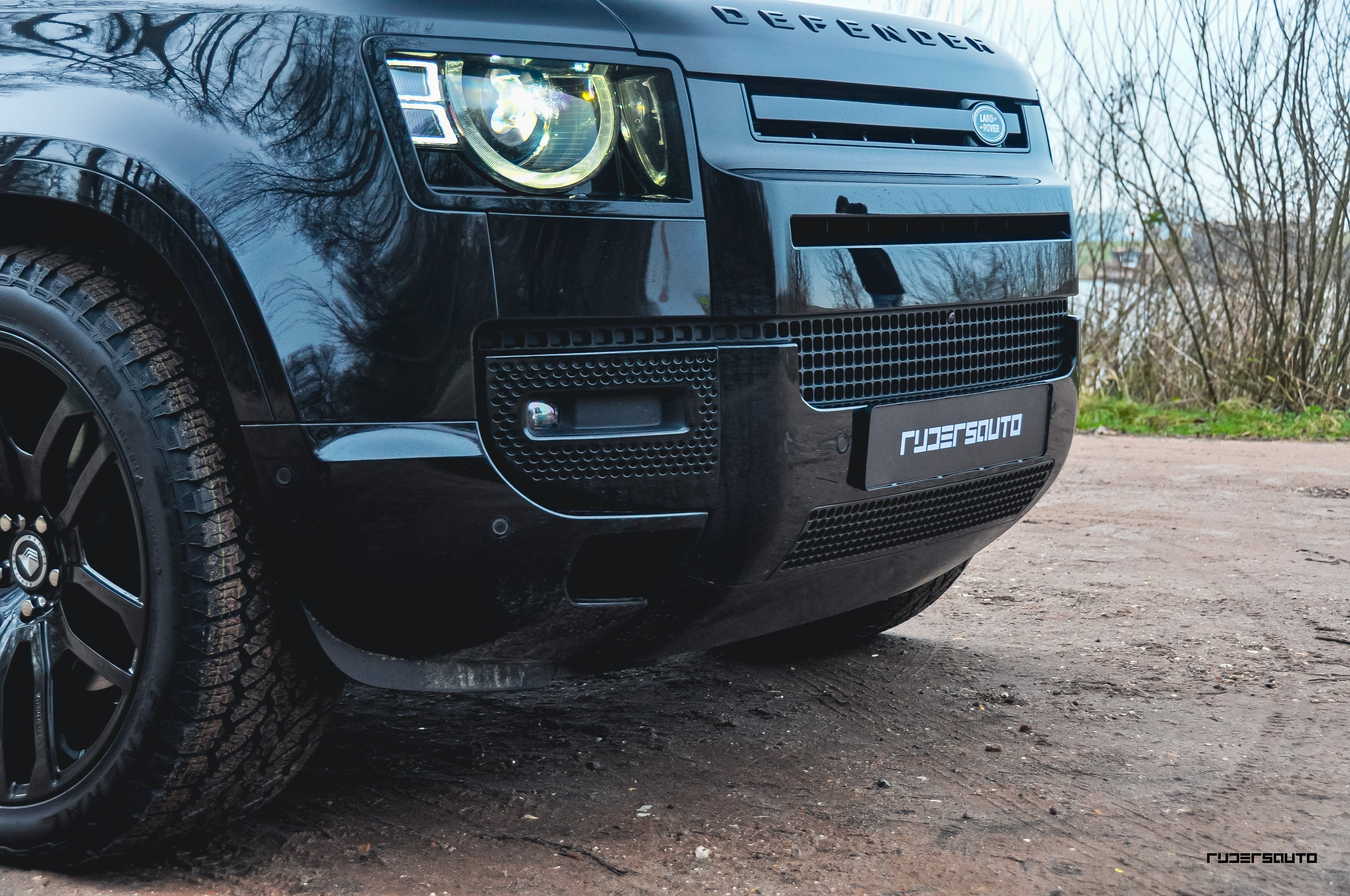 Land Rover Defender L663 110 Black Pack Basis + Extended – Hoogglans Zwart Exterieur Upgrade Pakket (2020+)