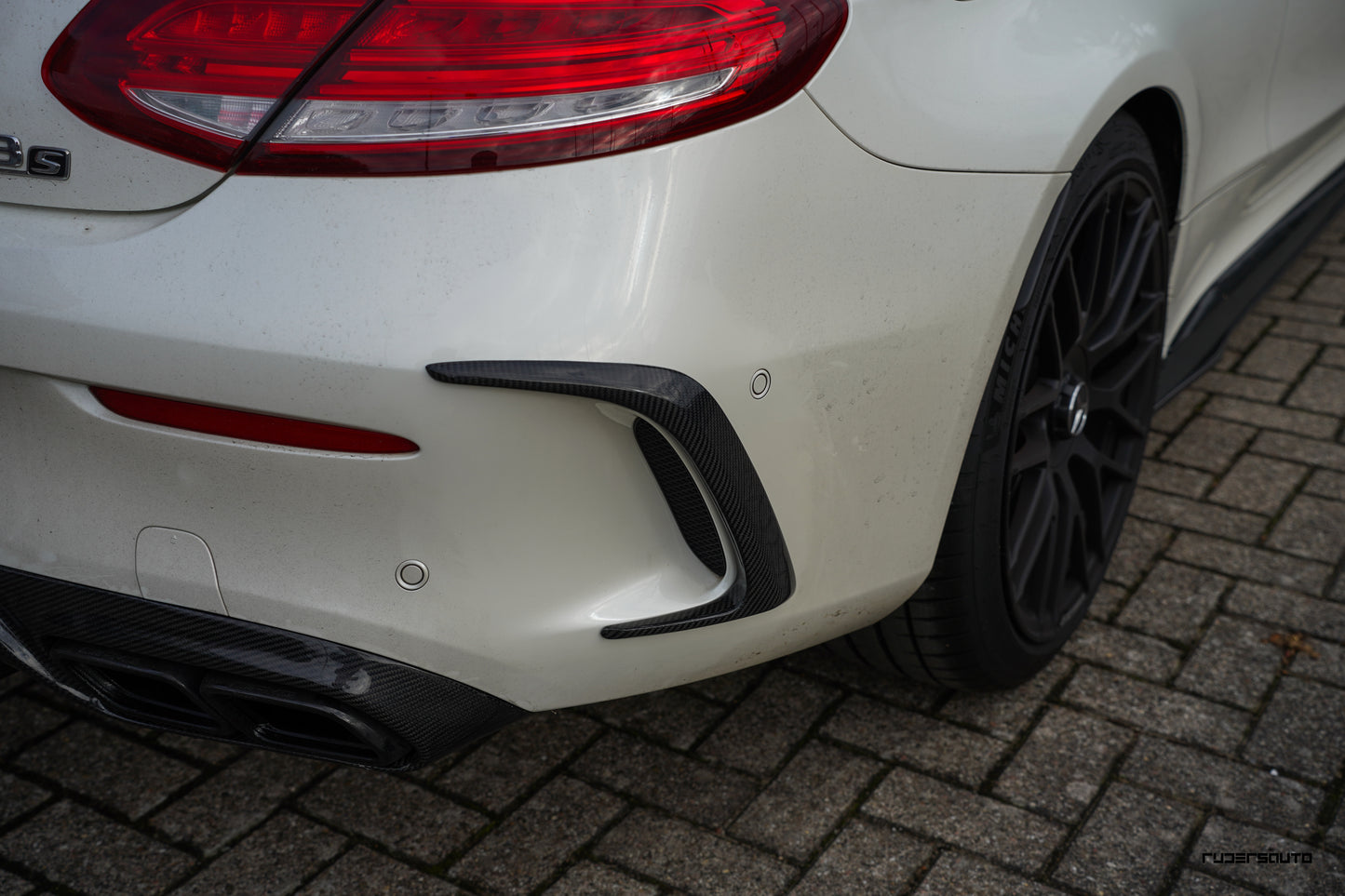 Carbon fibre canards achter Mercedes C63 W205 Coupe
