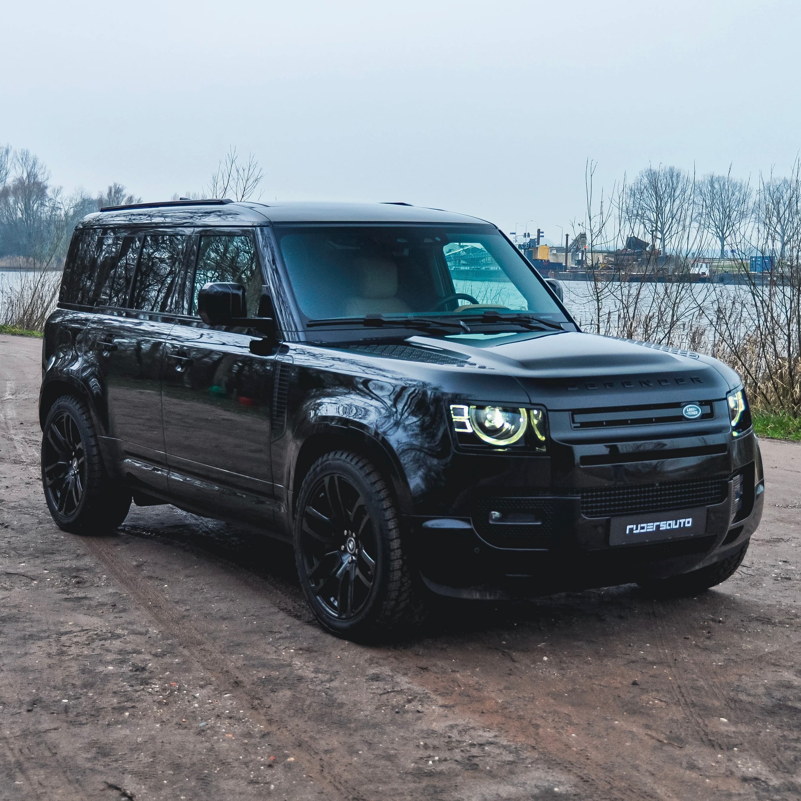 Land Rover Defender L663 110 Black Pack Basis + Extended – Hoogglans Zwart Exterieur Upgrade Pakket (2020+)