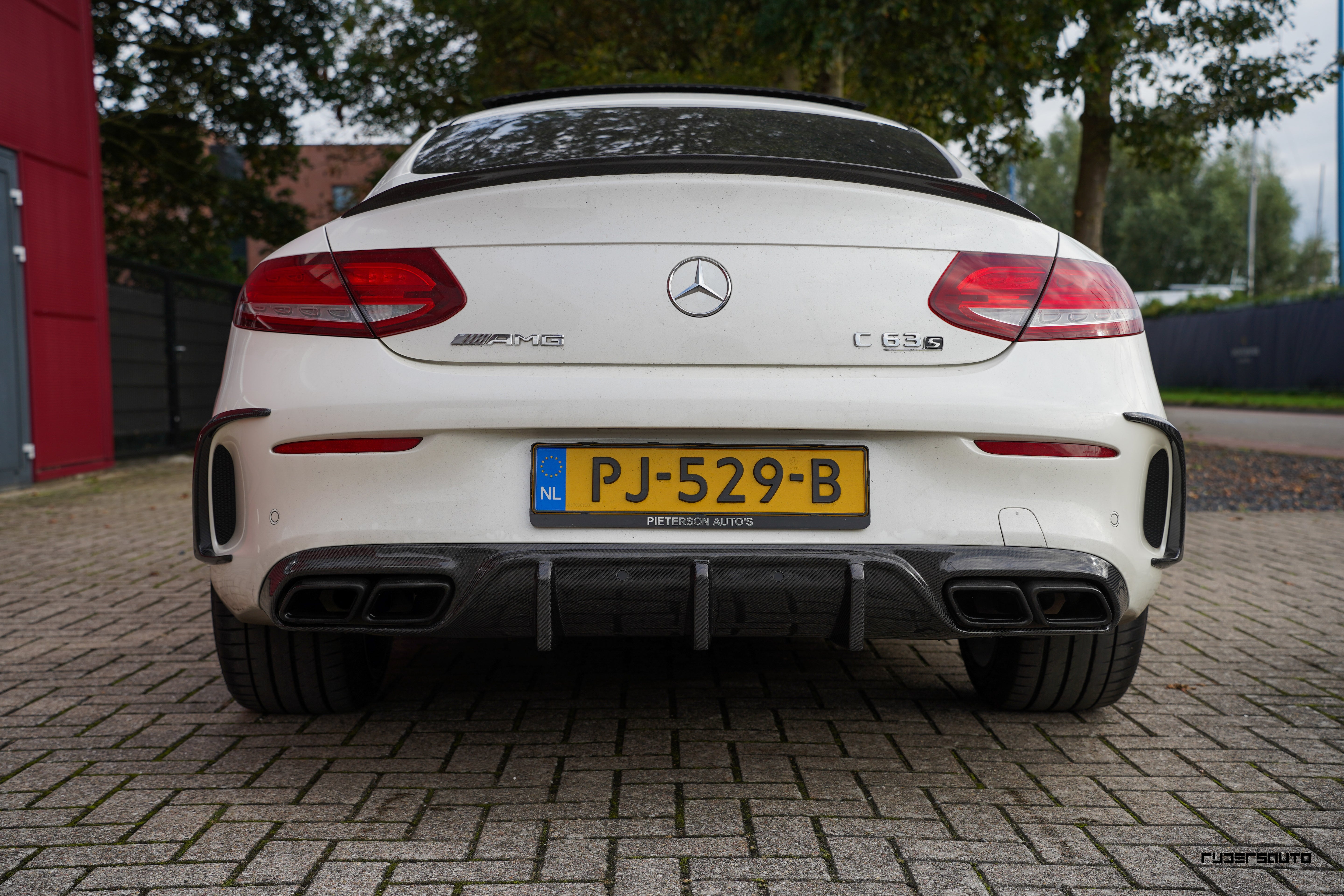 Carbon fibre canards achter Mercedes C63 W205 Coupe