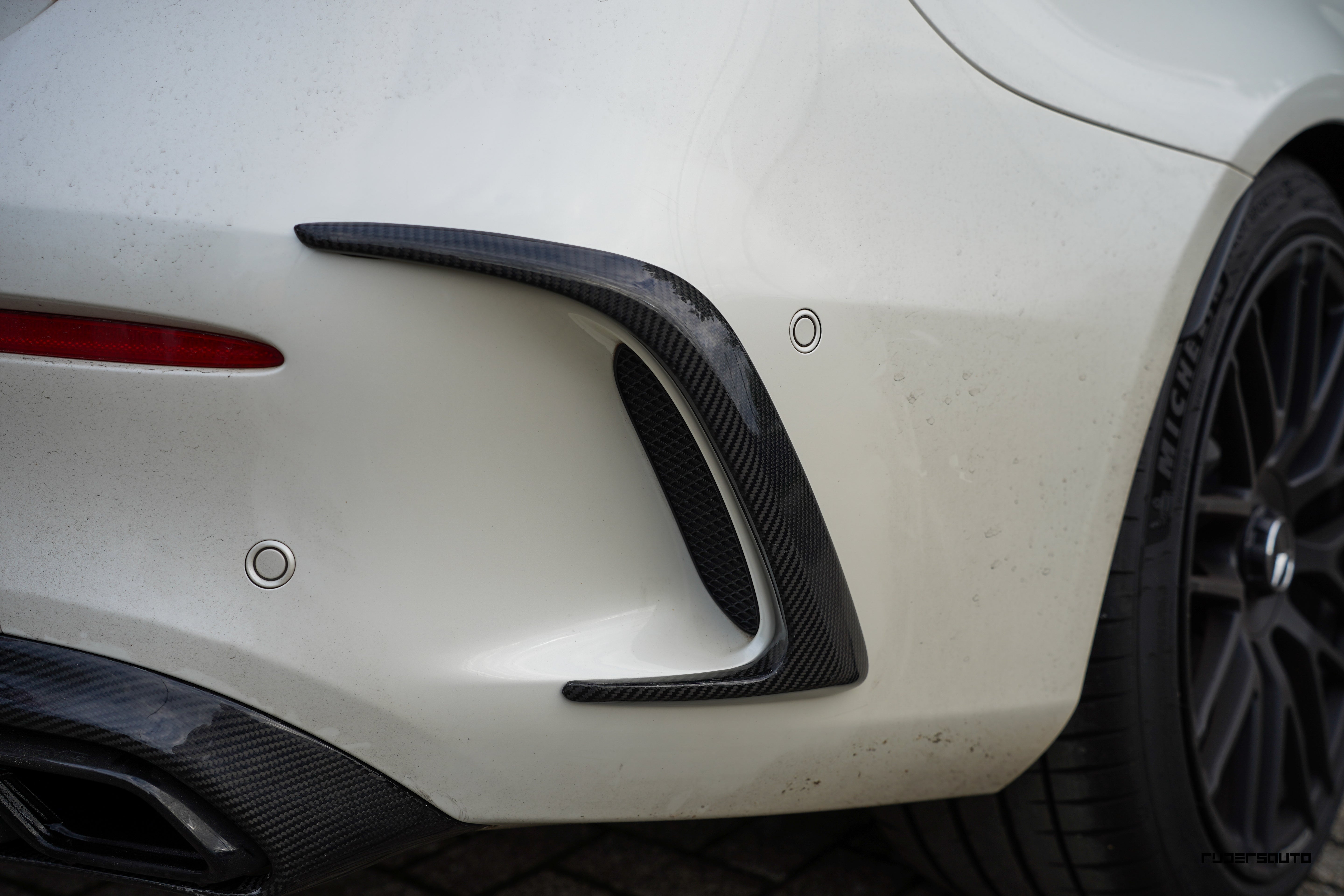 Carbon fibre canards achter Mercedes C63 W205 Coupe