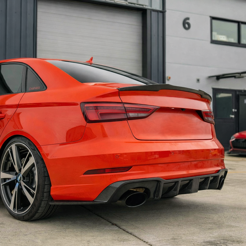 Carbon fibre diffuser met DTM licht Audi RS3 8V Sedan