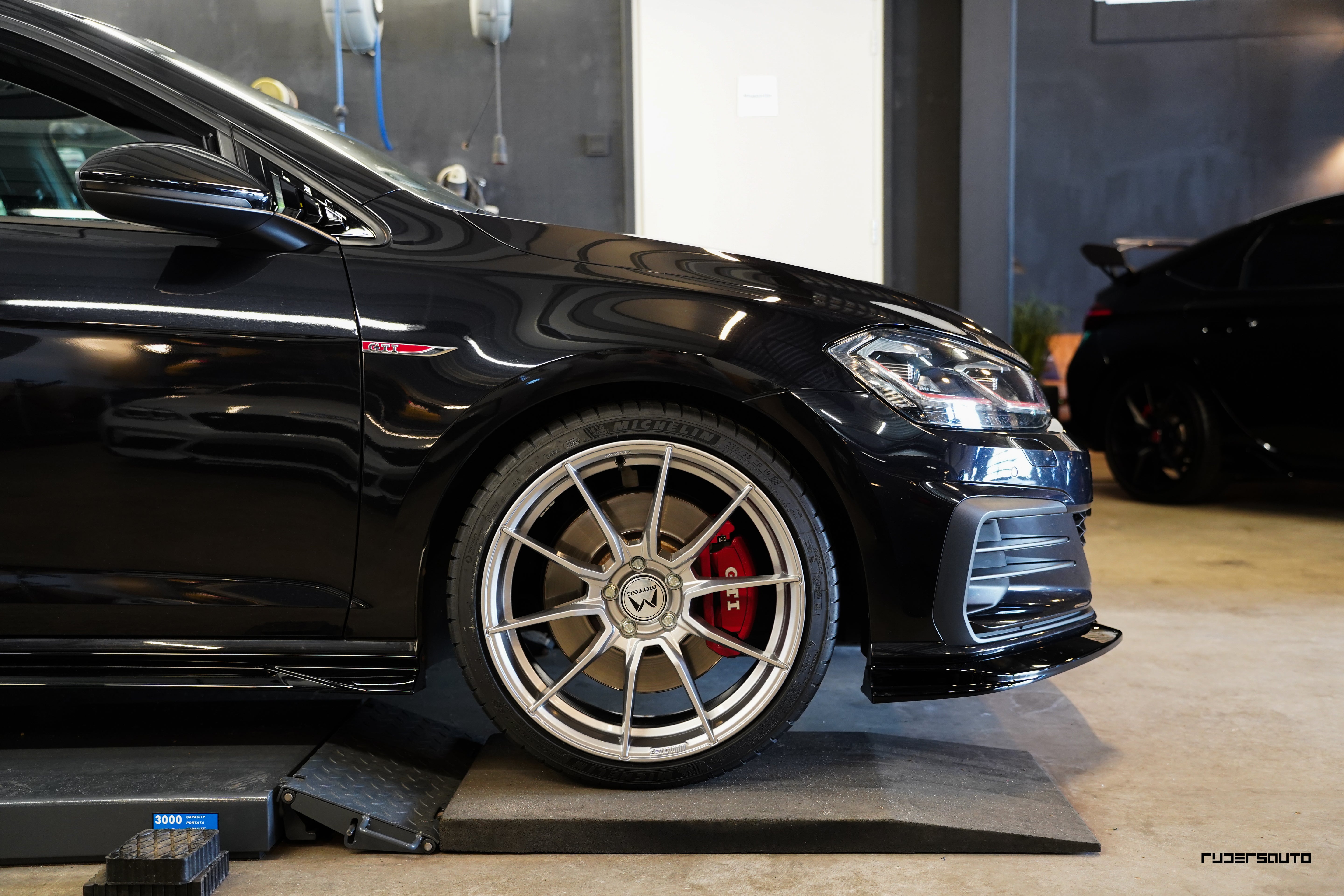 Motec MCR2 19 inch Ultralight - VW Golf