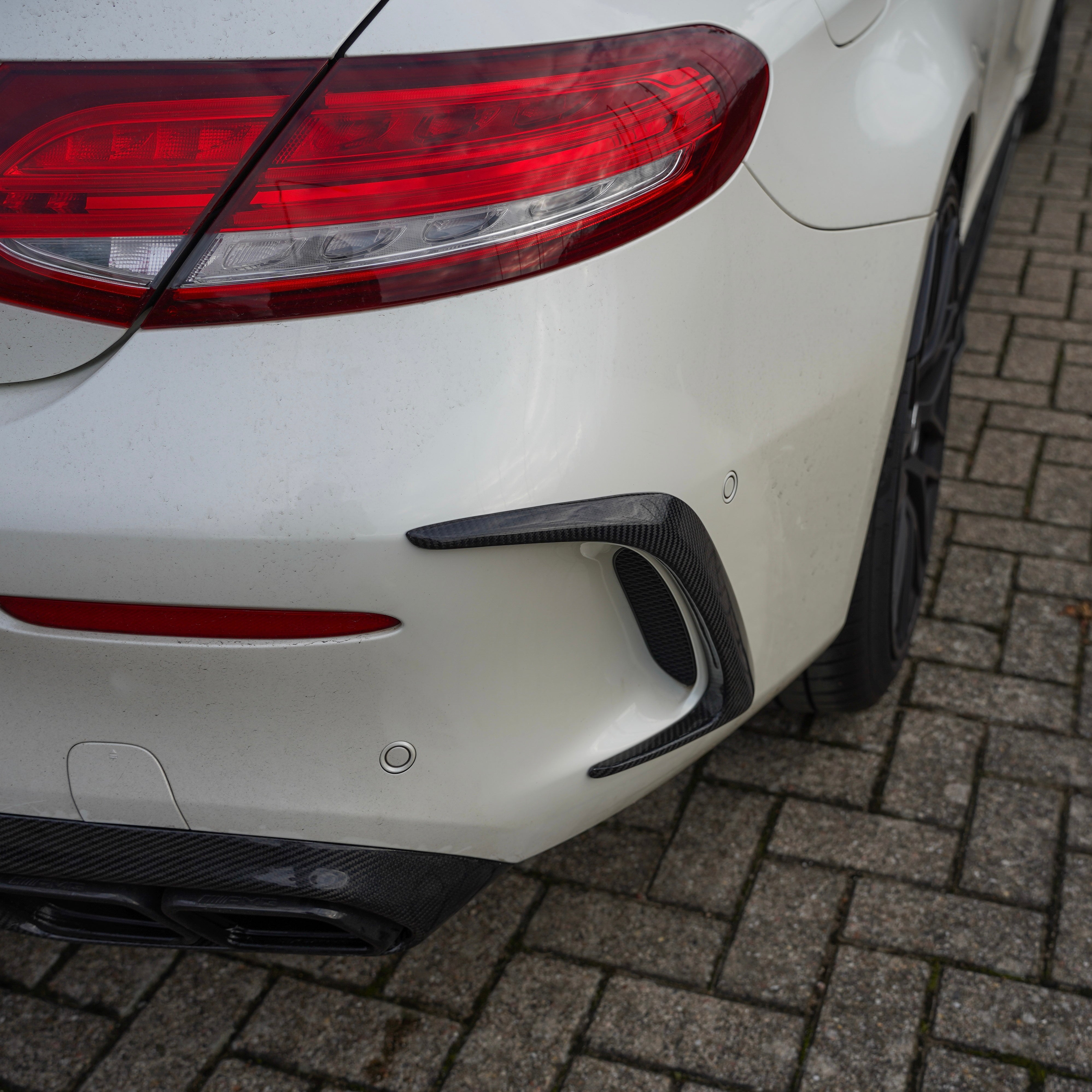 Carbon fibre canards achter Mercedes C63 W205 Coupe