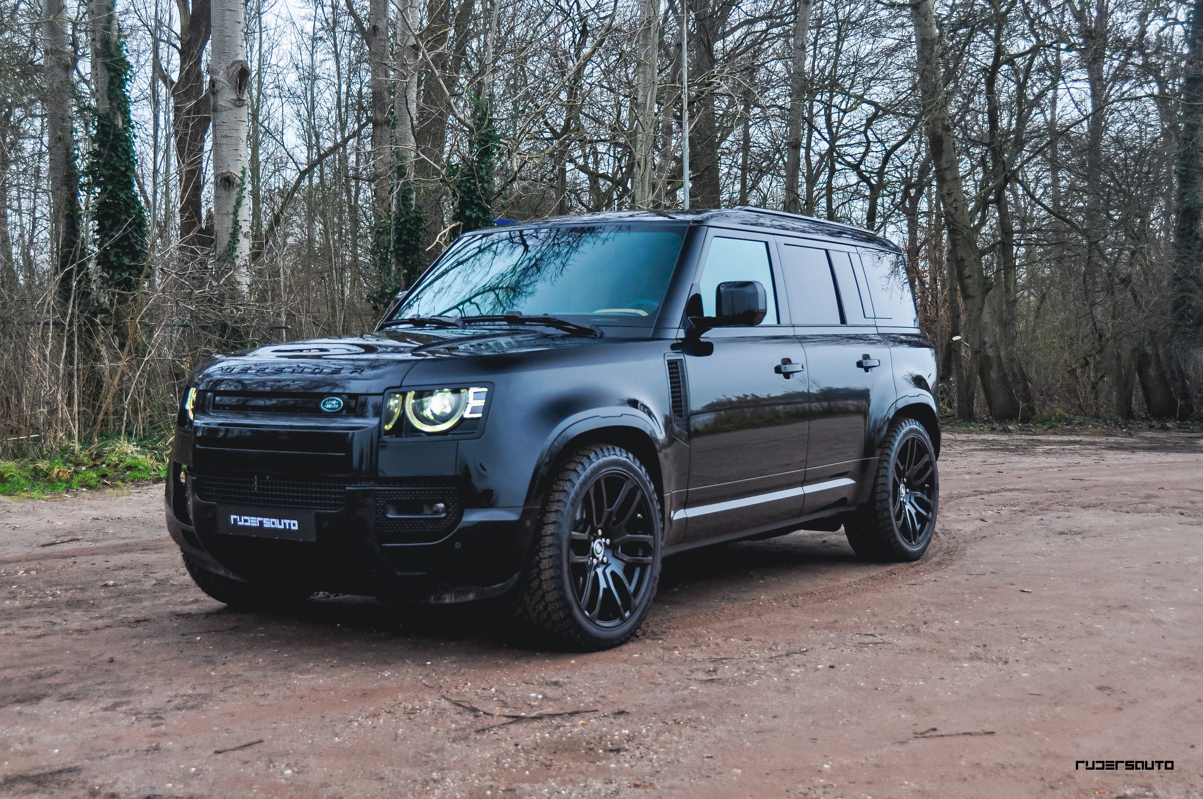 Land Rover Defender L663 110 Black Pack Basis + Extended – Hoogglans Zwart Exterieur Upgrade Pakket (2020+)