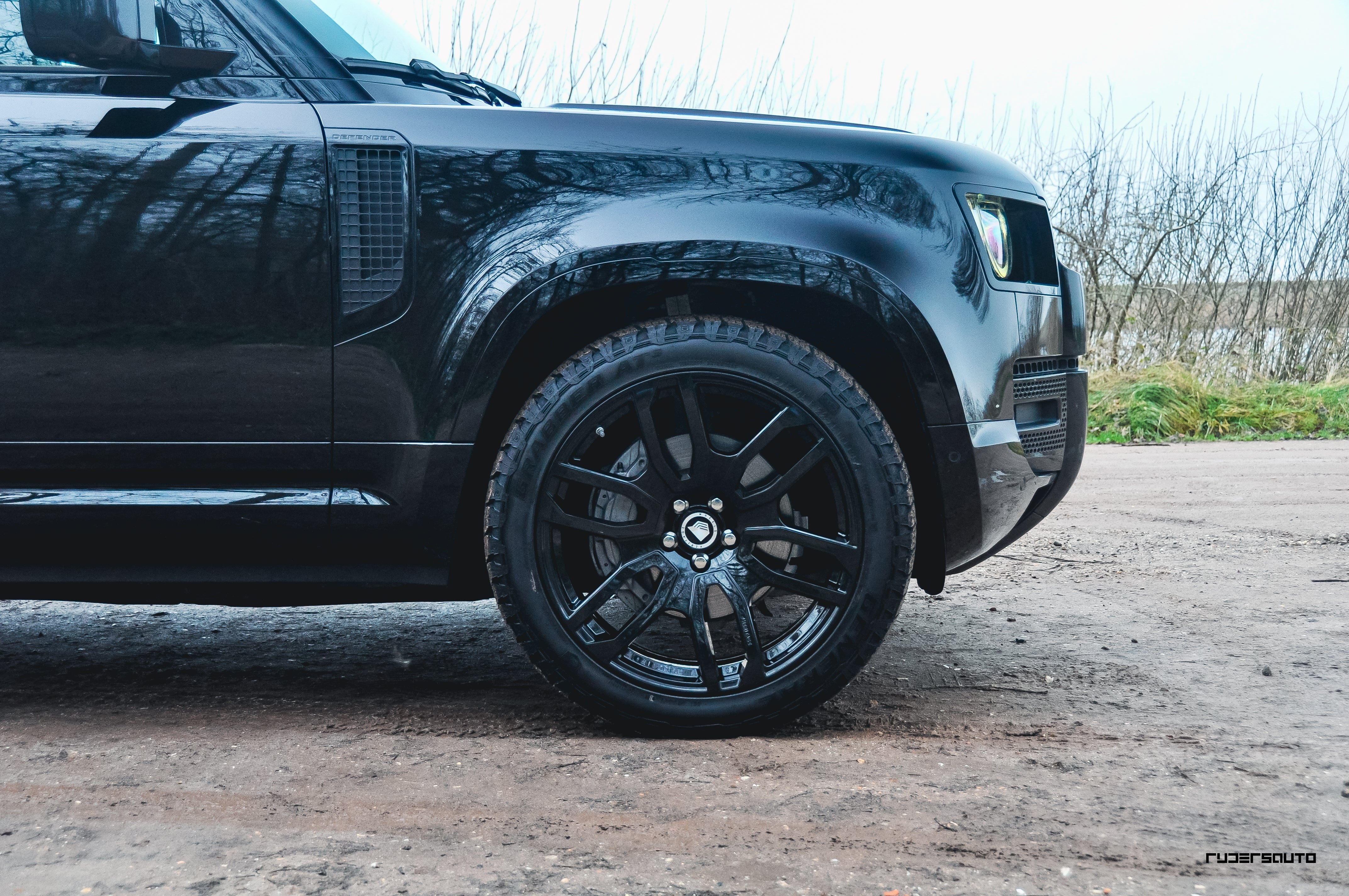 Land Rover Defender L663 110 Black Pack Basis + Extended – Hoogglans Zwart Exterieur Upgrade Pakket (2020+)