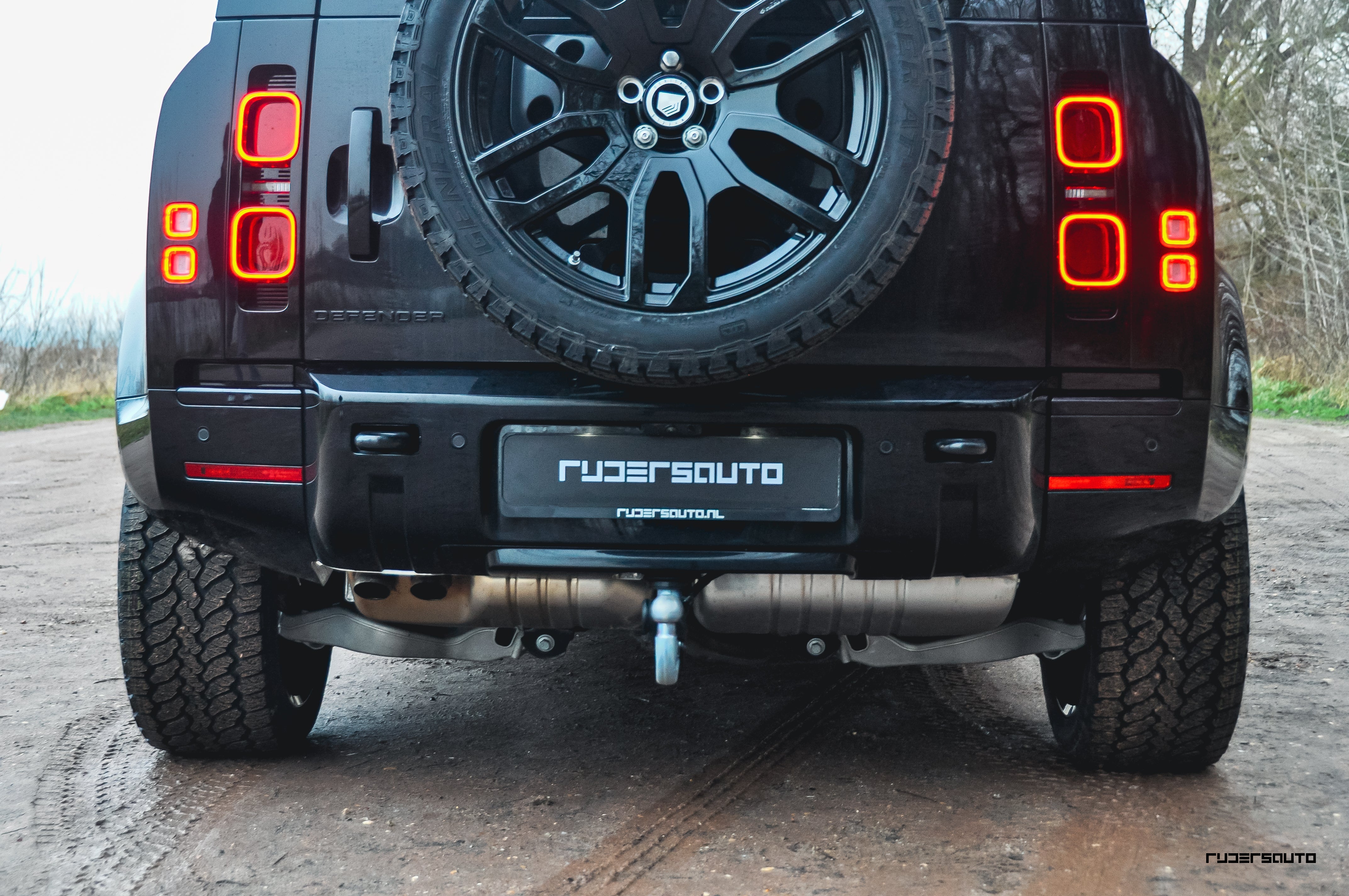 Land Rover Defender L663 110 Black Pack Basis + Extended – Hoogglans Zwart Exterieur Upgrade Pakket (2020+)