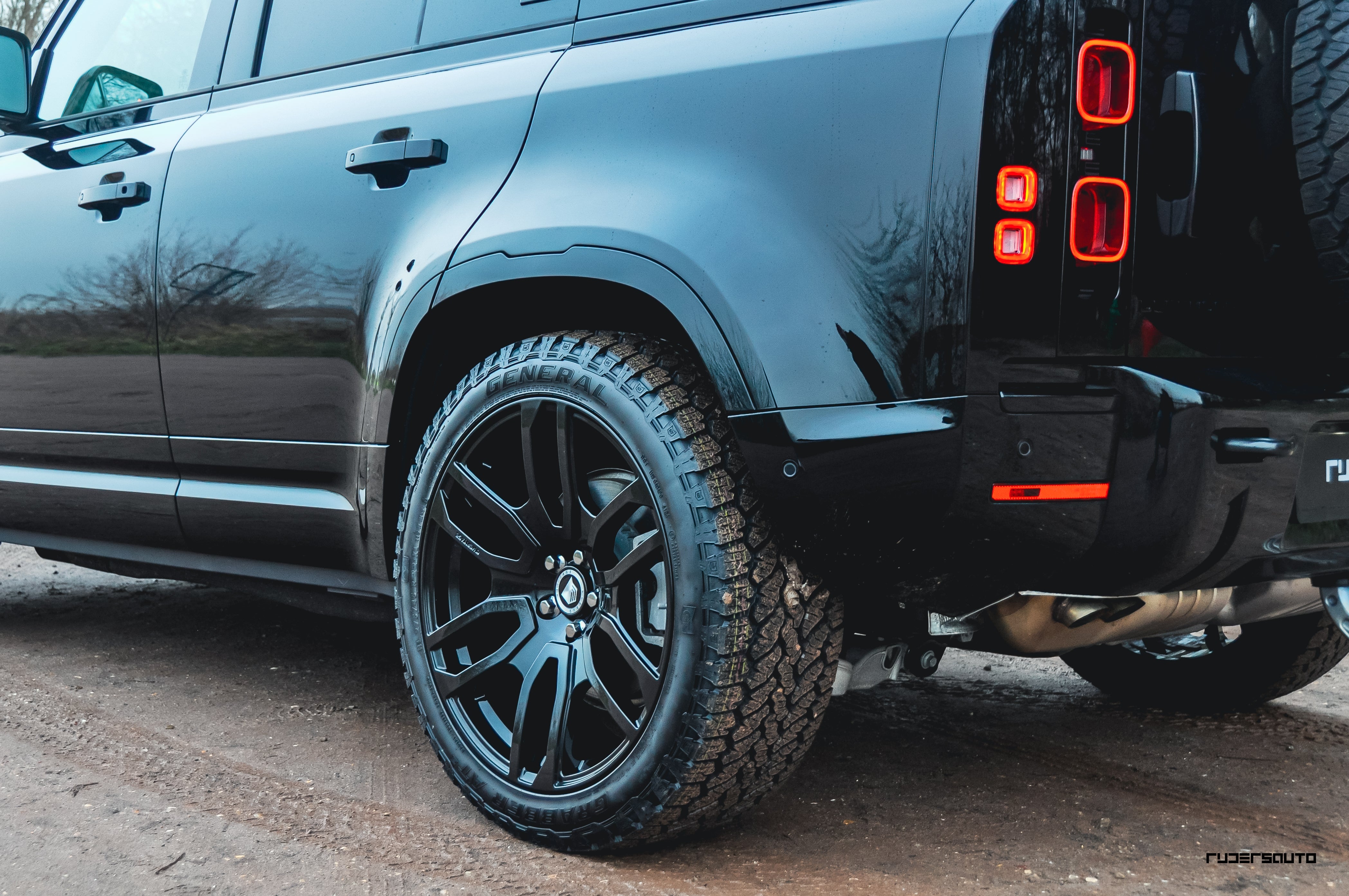 Land Rover Defender L663 110 Black Pack Basis + Extended – Hoogglans Zwart Exterieur Upgrade Pakket (2020+)