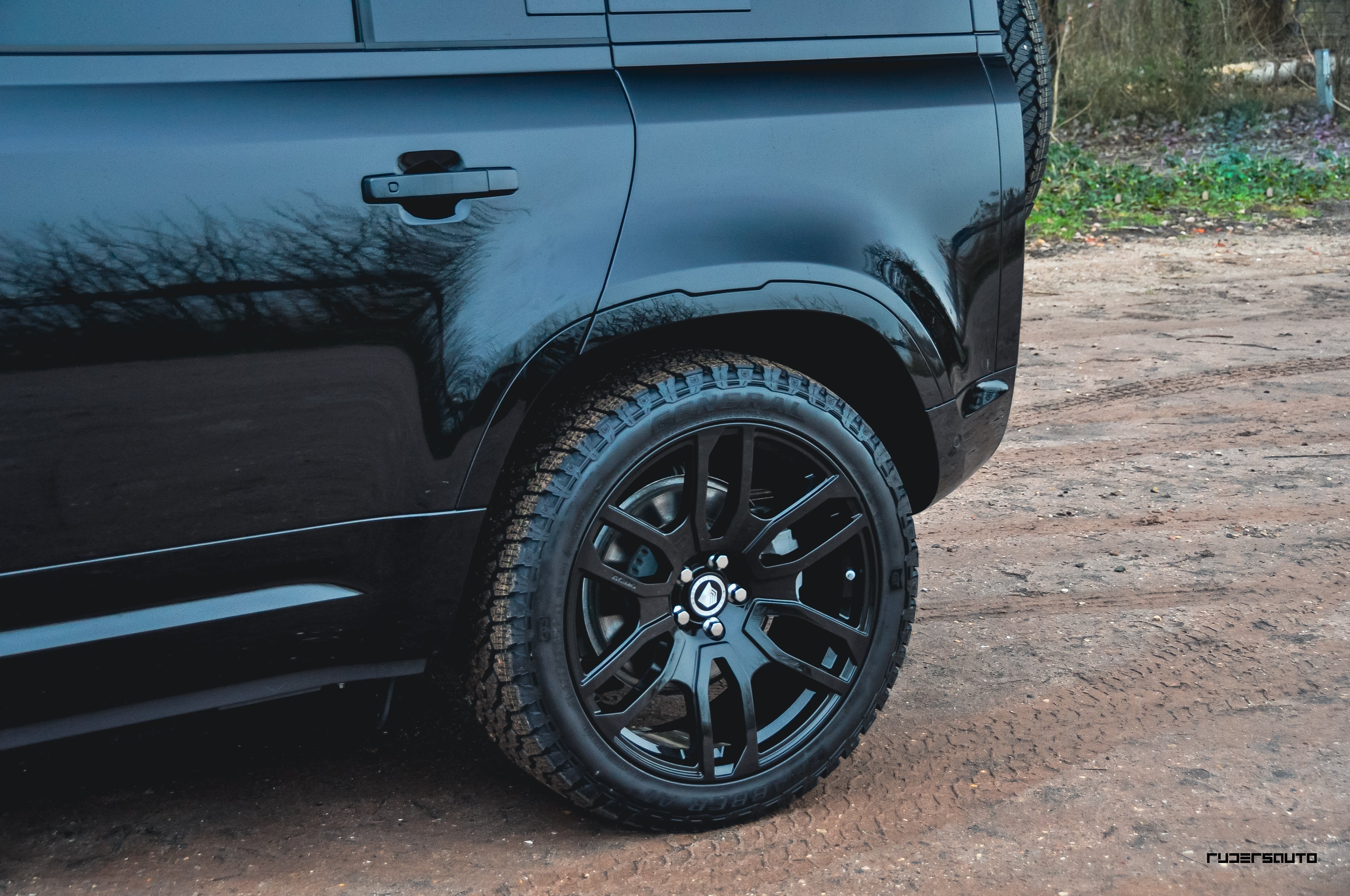 Land Rover Defender L663 110 Black Pack Basis + Extended – Hoogglans Zwart Exterieur Upgrade Pakket (2020+)