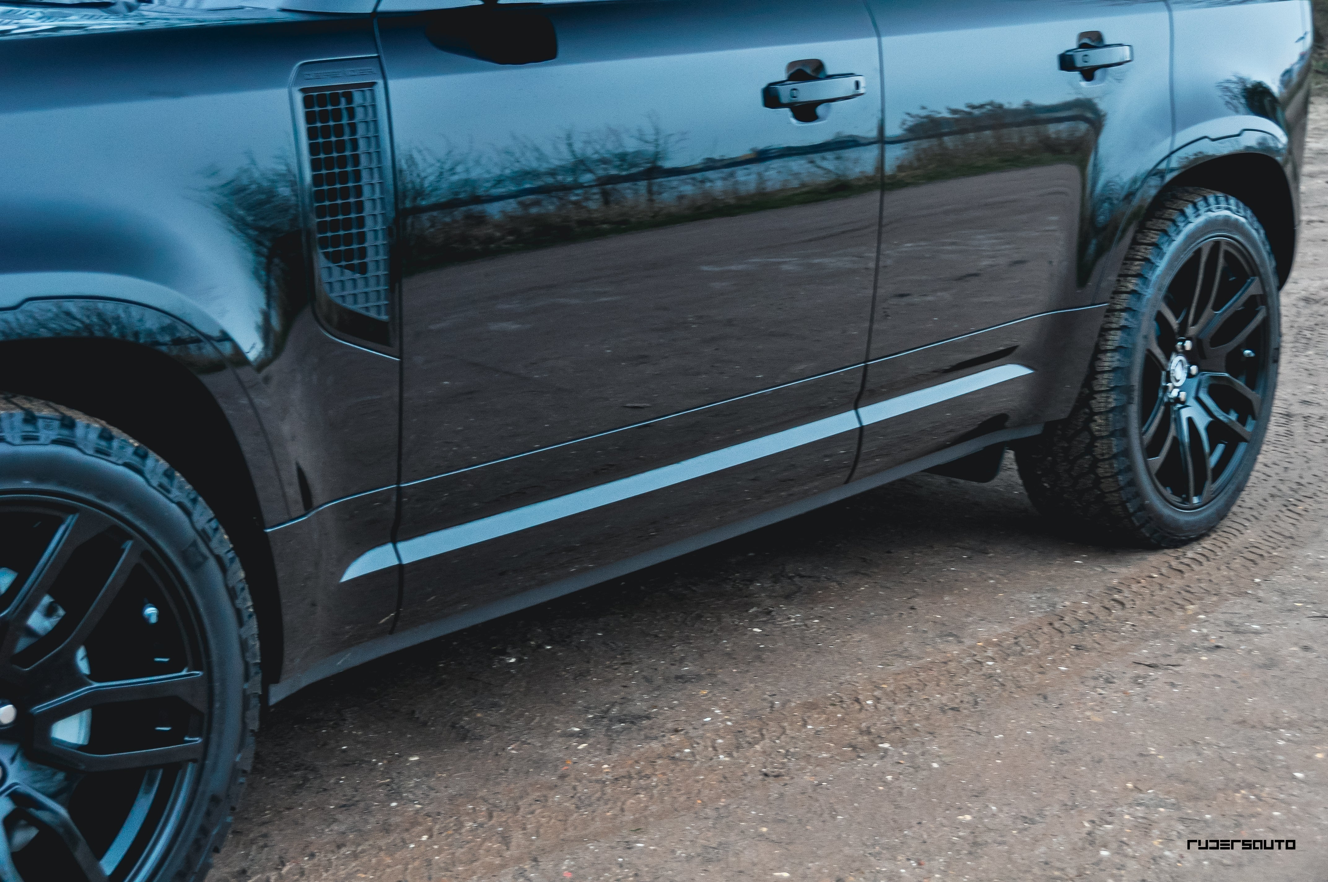 Land Rover Defender L663 110 Black Pack Basis + Extended – Hoogglans Zwart Exterieur Upgrade Pakket (2020+)