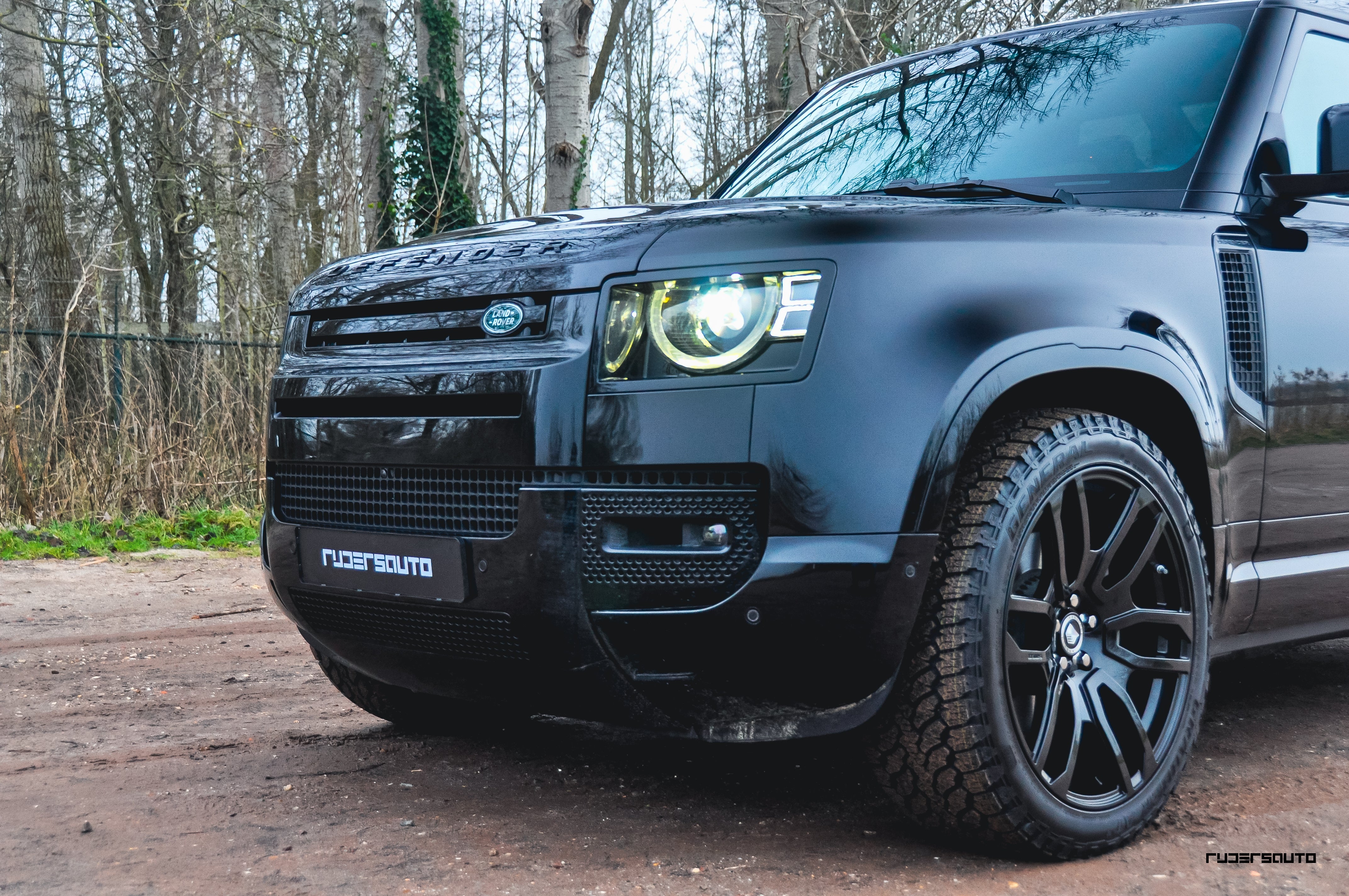 Land Rover Defender L663 110 Black Pack Basis + Extended – Hoogglans Zwart Exterieur Upgrade Pakket (2020+)