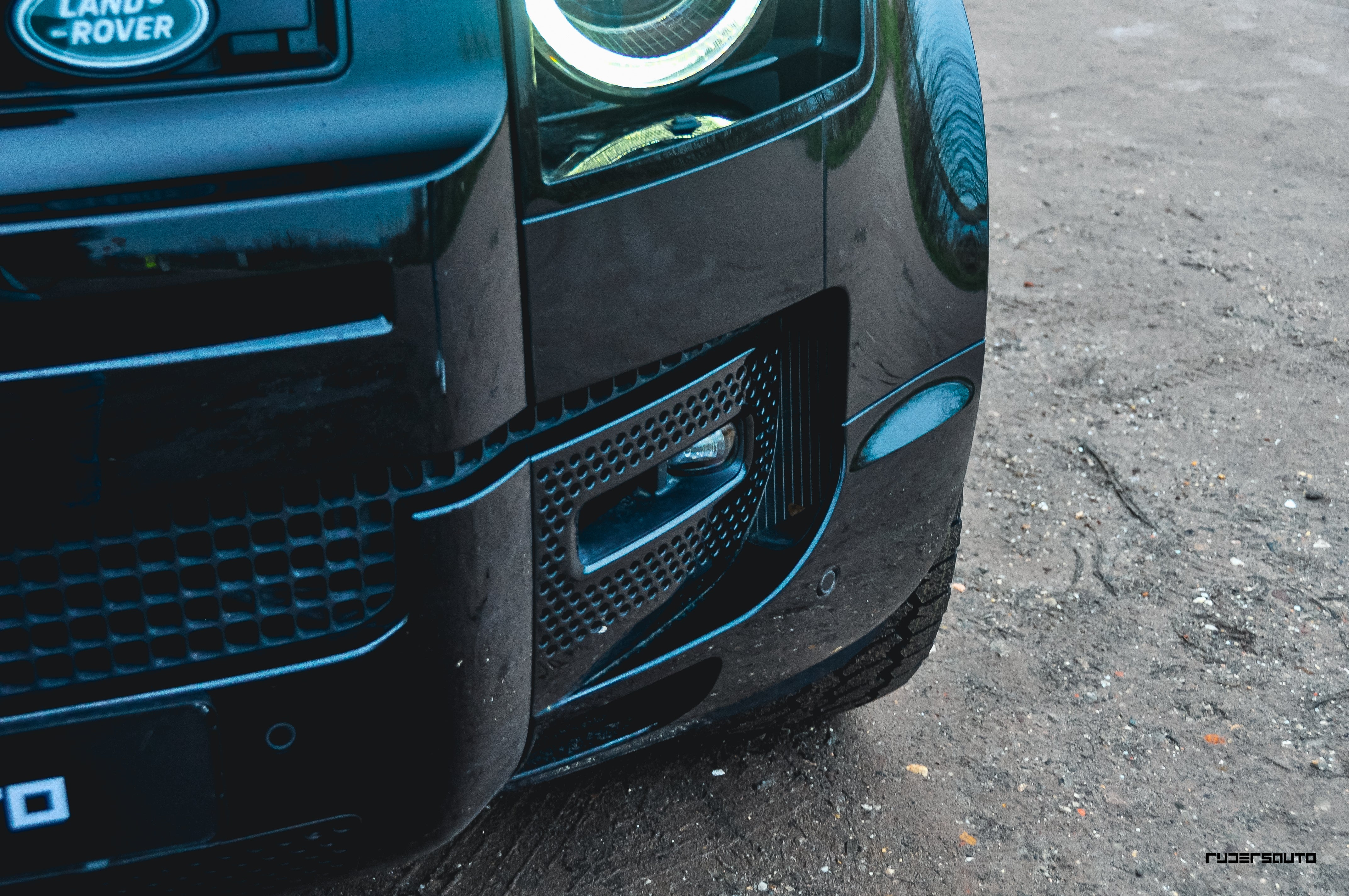 Land Rover Defender L663 110 Black Pack Basis + Extended – Hoogglans Zwart Exterieur Upgrade Pakket (2020+)