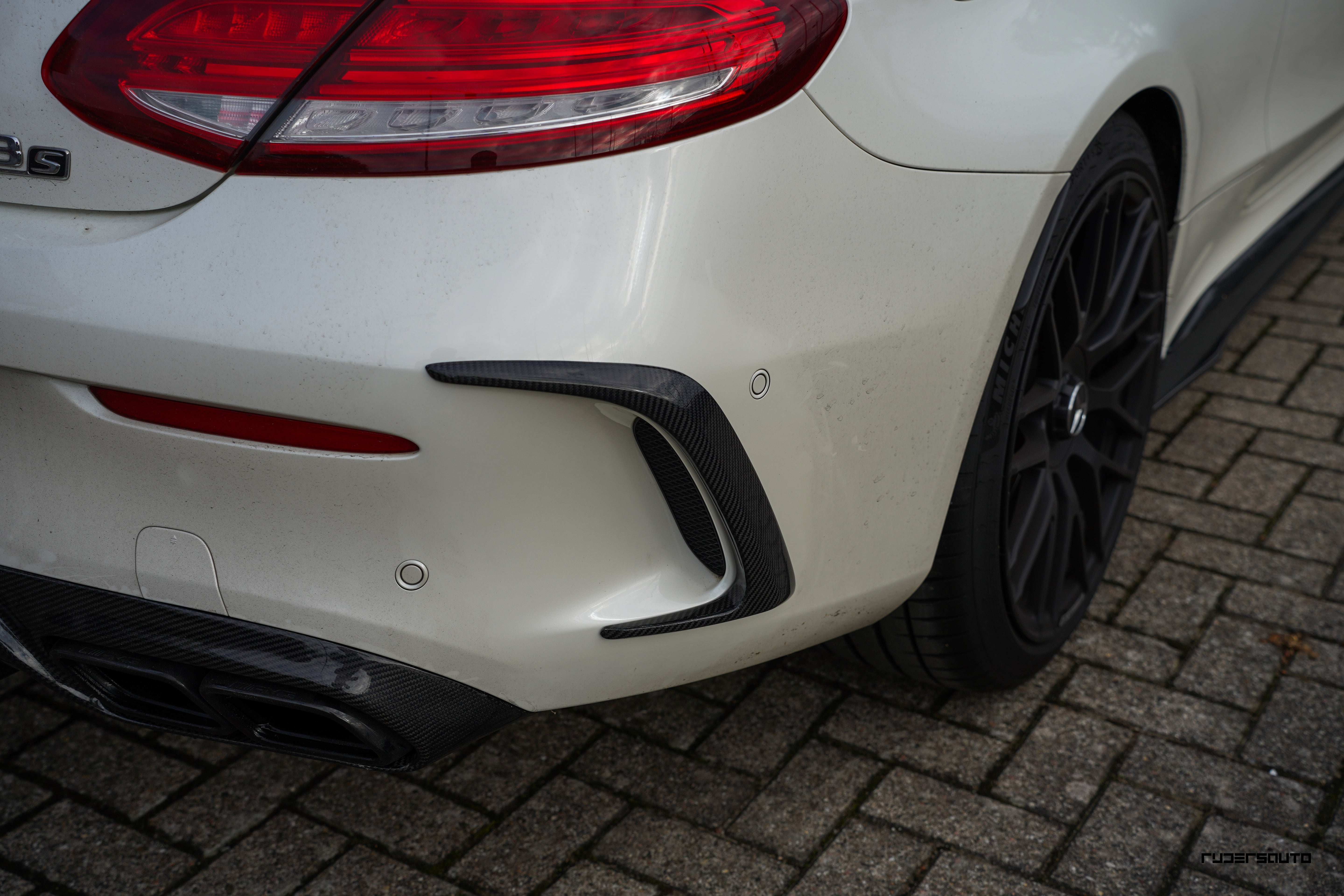 Carbon fibre canards achter Mercedes C63 W205 Coupe